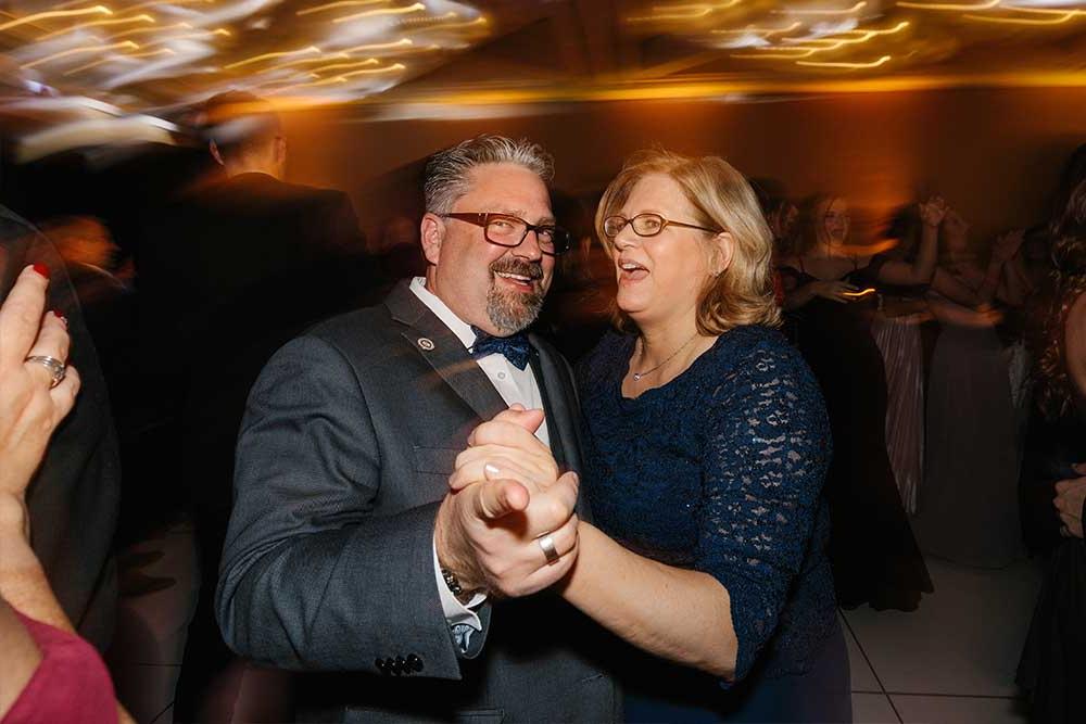托马斯总统和他的妻子在跳舞